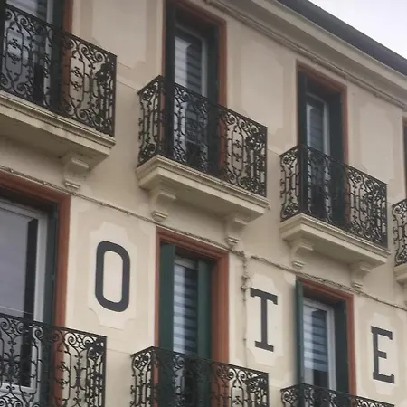 Le 9 En Cuisine Szálloda Rabastens